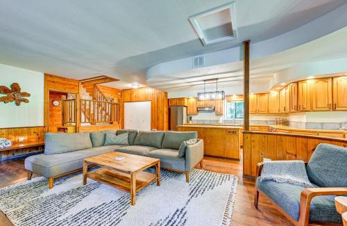 Paradise Estates Casa | 5 Mi to Mt Rainier Natl Park Cozy Cabin with Deck!