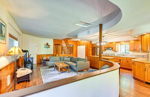 Paradise Estates Casa | 5 Mi to Mt Rainier Natl Park Cozy Cabin with Deck!