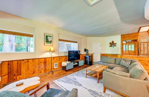 Paradise Estates Casa | 5 Mi to Mt Rainier Natl Park Cozy Cabin with Deck!