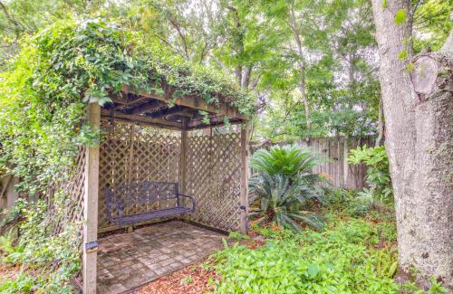 Gulf Breeze Casa | 5 Mi to Pensacola Beach Townhome with Yard!