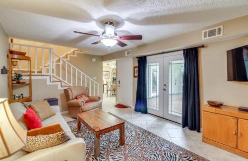 Gulf Breeze Casa | 5 Mi to Pensacola Beach Townhome with Yard!