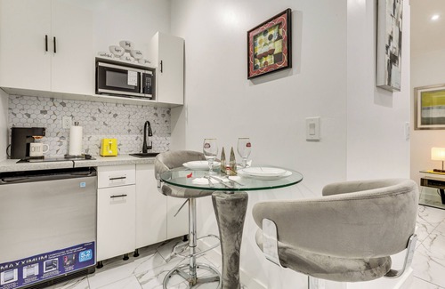 Sunrise Apartamento | 5 Mi to Sawgrass Mills: Couple’s Retreat w/Patio