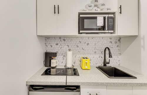 Sunrise Apartamento | 5 Mi to Sawgrass Mills: Couple’s Retreat w/Patio