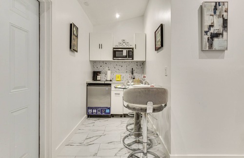 Sunrise Apartamento | 5 Mi to Sawgrass Mills: Couple’s Retreat w/Patio