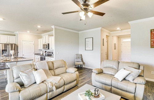 Athens Casa | 5 Mi to The Square: Athens Home w/ Pool Access!