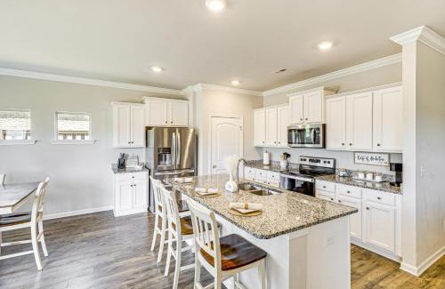 Athens Casa | 5 Mi to The Square Athens Home with Pool Access!