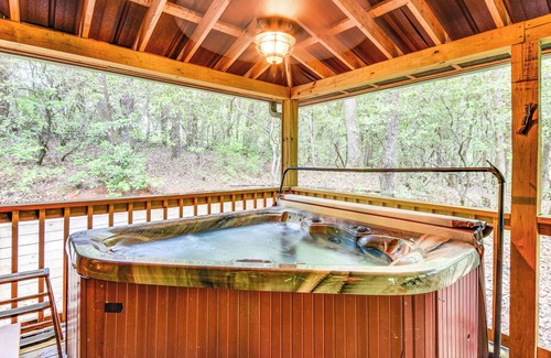 Sautee Nacoochee Cabina | 5 Mi to Unicoi State Park & Lake: Hot Tub Haven!