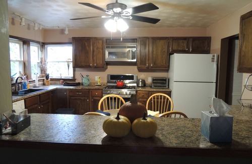 Northwest Akron Casa | 5 miles to Cuyhoga National Park & Blossom Music Center