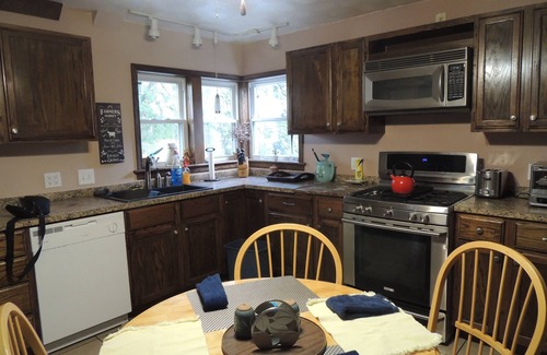 Northwest Akron Casa | 5 miles to Cuyhoga National Park & Blossom Music Center
