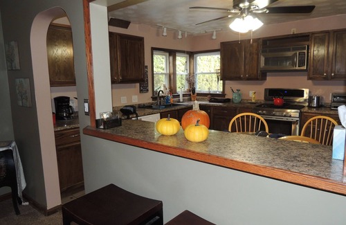 Northwest Akron Casa | 5 miles to Cuyhoga National Park & Blossom Music Center