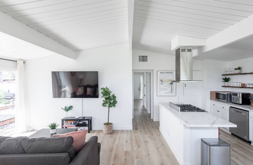 Fullerton Casa | 5 Miles to Disneyland - NEW Modern Home + Pool Table