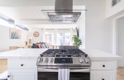 Fullerton Casa | 5 Miles to Disneyland - NEW Modern Home + Pool Table