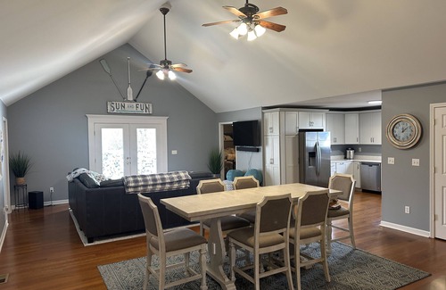 Grand Rivers Cabaña | .5 miles to Green Turtle Bay Marina! .4 miles to Grand Rivers center!