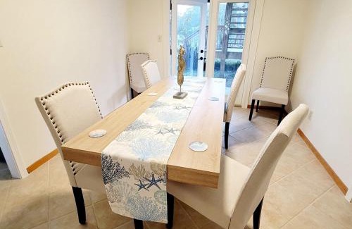 Thomas Drive Casa | 5 min Cozy Family Beach getaway