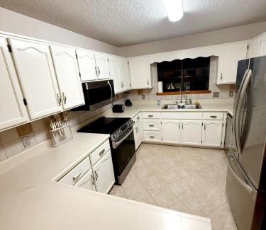 Thomas Drive Casa | 5 min Cozy Family Beach getaway