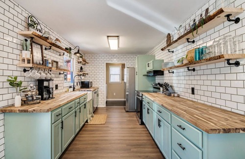 Seneca Cabina | 5 Min From Clemson + Salt Water Hot Tub + Game Room + BAR + 5 King Beds!