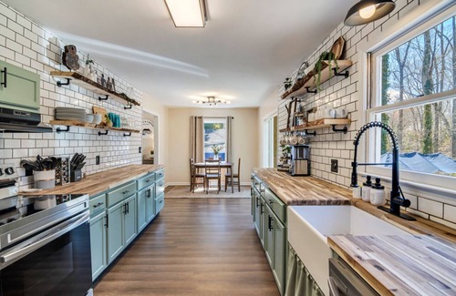 Seneca Cabina | 5 Min From Clemson + Salt Water Hot Tub + Game Room + BAR + 5 King Beds!
