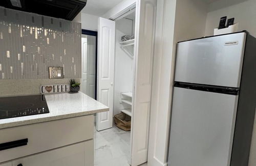 West Hollywood Apartamento | 5 min. From The Guitar Charming 1-bedroom apartment with AC, WiFi in Hollywood
