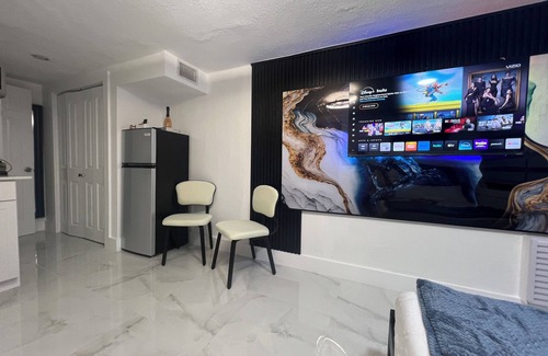 West Hollywood Apartamento | 5 min. From The Guitar Charming 1-bedroom apartment with AC, WiFi in Hollywood