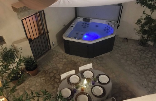 Saint-Maximin Casa | 5 min from Uzes Logement de charme with jacuzzi in its beautiful courtyard.