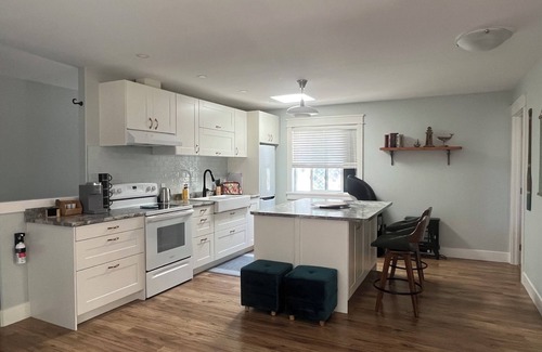 Regional District of Nanaimo Apartamento | 5 min Lake & Trail Access! Private, Safe, Fully Stocked Close to VIU & NRGH