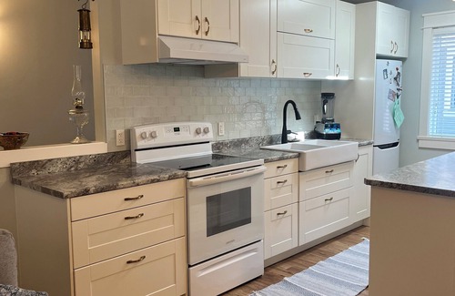 Regional District of Nanaimo Apartamento | 5 min Lake & Trail Access! Private, Safe, Fully Stocked Close to VIU & NRGH
