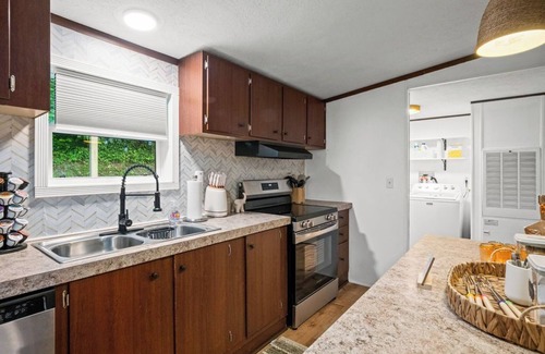 Fayetteville Casa | 5 MIN NEW RIVER GORGE, WALK TO TOWN, GAMEROOM, HOT TUB