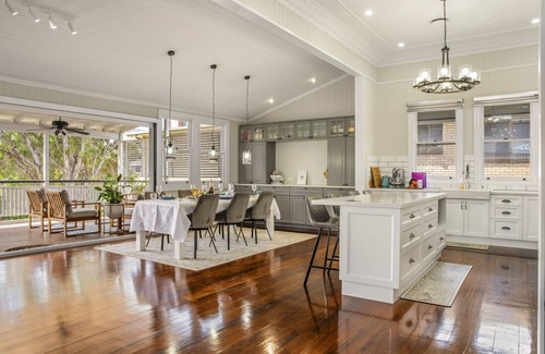 Woolloongabba Casa | 5 min to BNE City Centre & Next to The Gabba! Unique Character Queenslander Home