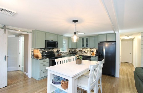 Sandwich Casa | 5 Min to Dining, Shops, Canal & Beach – Fire Pit, Grill, & Outdoor Dining