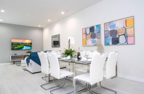 West Kissimmee Casa | 5 min to Disney NEW Upscale 5 Suites Villa