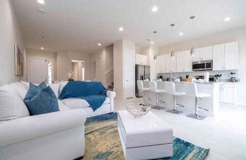 West Kissimmee Casa | 5 min to Disney NEW Upscale 5 Suites Villa