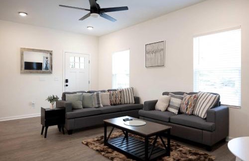 Burlington Casa | 5 Min to Downtown - 12 to Elon - Deck - Wi-Fi