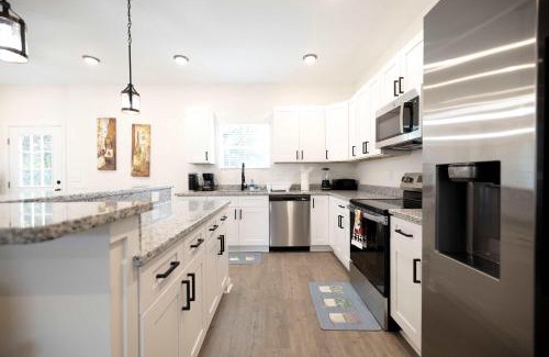 Burlington Casa | 5 Min to Downtown - 12 to Elon - Deck - Wi-Fi