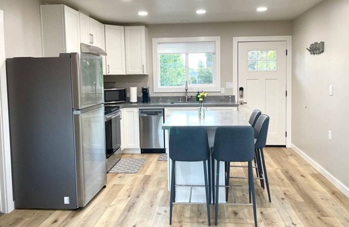 Concord Casa | 5 min to DWTN, BART & Park| Private Deck w/ View
