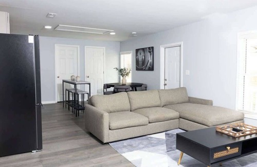 Burlington Casa | 5 Min. from Elon w/In Unit Washer + Dryer - Fast Wi-Fi - Smart TVs