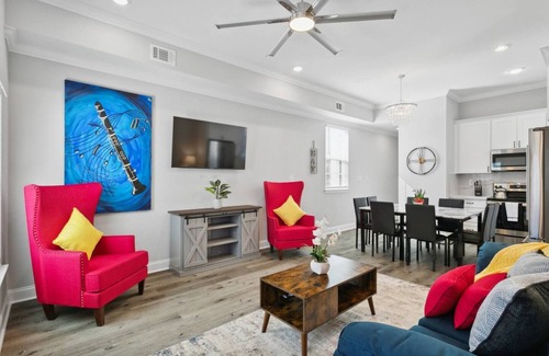 Tulane - Gravier Casa | 5 Min to FQ | Stylish 5BR | Outdoor Seating & Park