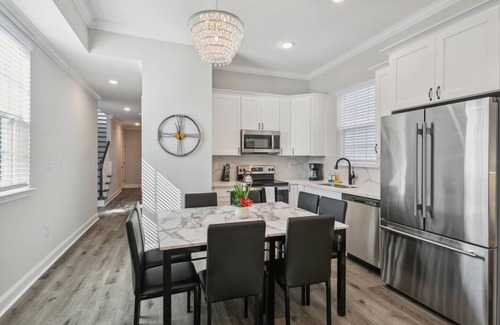 Tulane - Gravier Casa | 5 Min to FQ | Stylish 5BR | Outdoor Seating & Park
