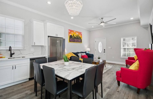 Tulane - Gravier Casa | 5 Min to FQ | Stylish 5BR | Outdoor Seating & Park
