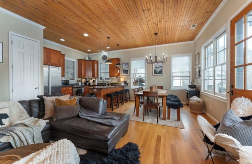 Wolf Laurel Casa | 5 Min to Hatley Pointe~Hot Tub~Games~Dog Friendly