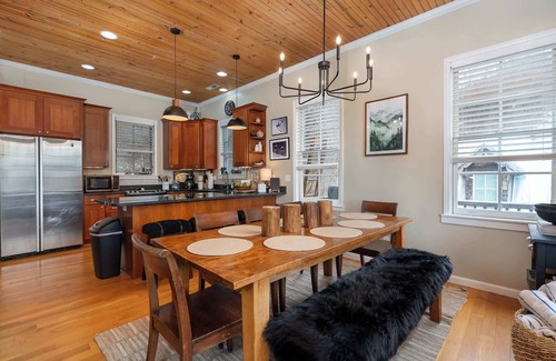 Wolf Laurel Casa | 5 Min to Hatley Pointe~Hot Tub~Games~Dog Friendly