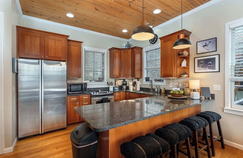 Wolf Laurel Casa | 5 Min to Hatley Pointe~Hot Tub~Games~Dog Friendly