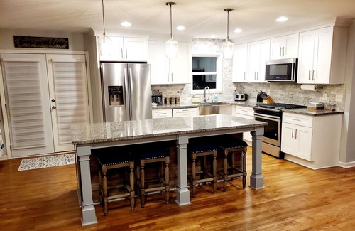 Woodstock Casa | 5 min. to Lake Allatoona/15 min. to DT W'stock/firepit/Sleeps 7/ Huge Deck!