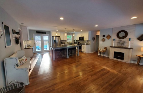 Woodstock Casa | 5 min. to Lake Allatoona/15 min. to DT W'stock/firepit/Sleeps 7/ Huge Deck!