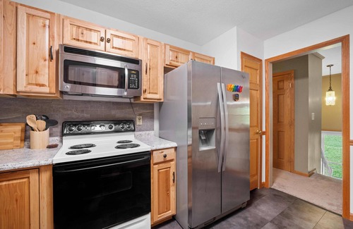 Summersville Casa | NEW 5 min to Summersville Lake I Hot Tub I Game Room I Grill I Fire pit