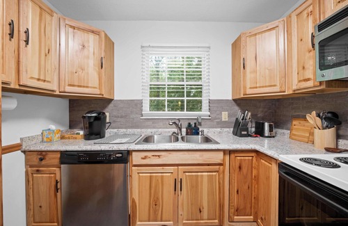 Summersville Casa | NEW 5 min to Summersville Lake I Hot Tub I Game Room I Grill I Fire pit
