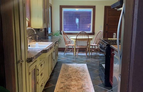 South Westside Casa | 5-min walk to Downtown Olympia and Capital Lake, 4br, sleeps 10