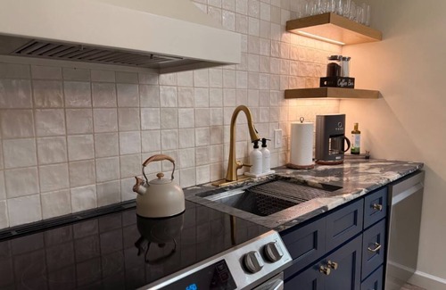 Gouldsboro Cabina | 5 min walk to indoor pool. Tranquil Poconos Cabin for couples or small families