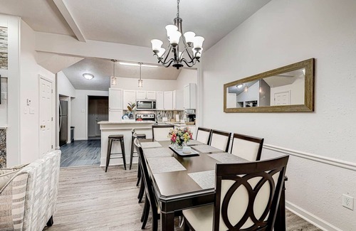 Babe Denny Casa | 5 min walk to LucasOil, Gainsbridge, Downtown Shopping