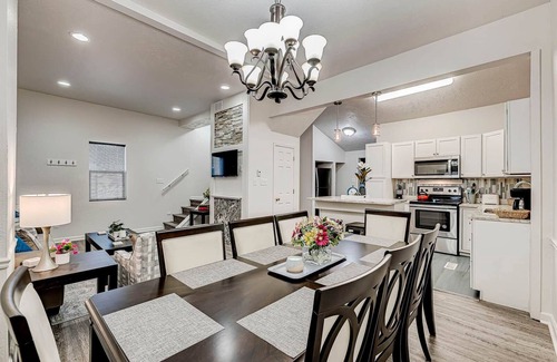 Babe Denny Casa | 5 min walk to LucasOil, Gainsbridge, Downtown Shopping