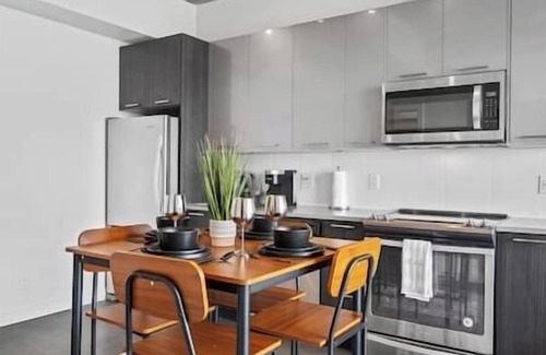 East Village Apartamento | 5 min Walk to Stampede | King Bed | Sofa Bed | AC